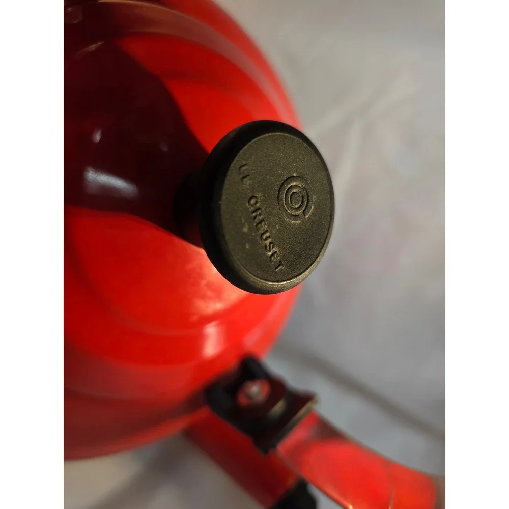Le Creuset Zen Tea Kettle Red Enamel on Steel Stovetop 1.7 Quart Whistling 1.6L